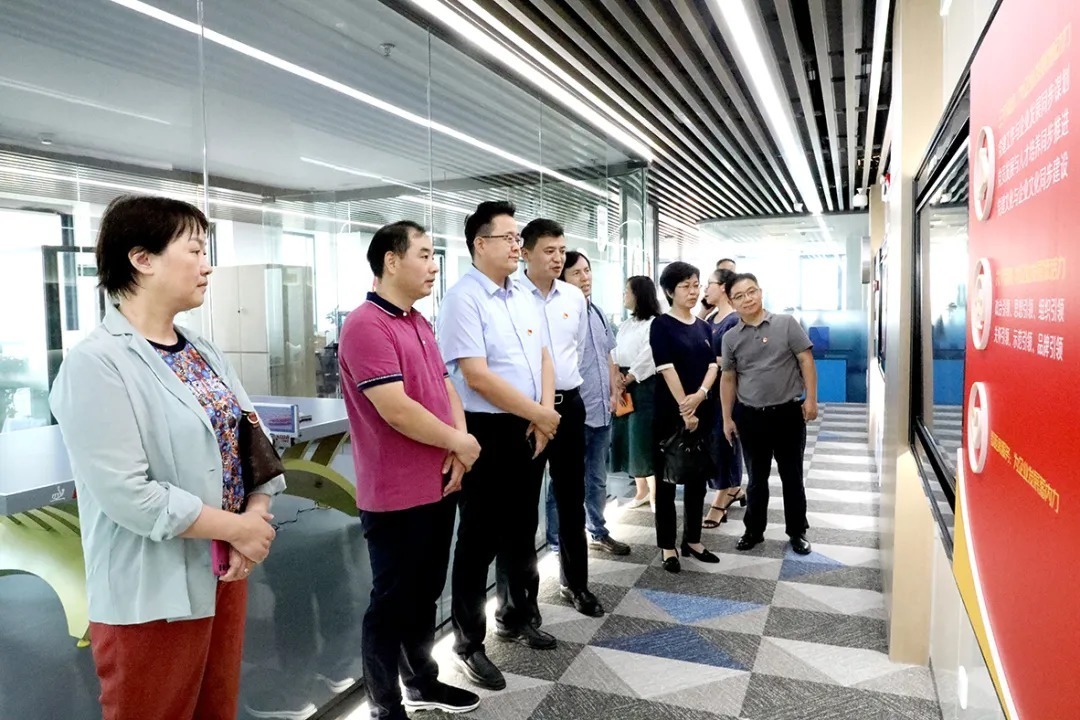 合肥报业传媒集团党委书记,社长崔学章一行参访岸香国际控股集团