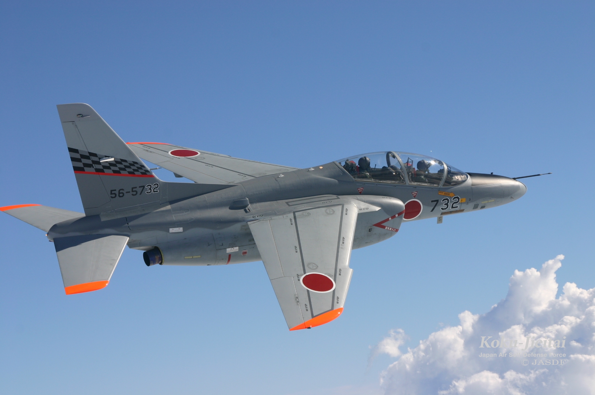 航空自卫队川崎产"t-4"高亚音速教练机
