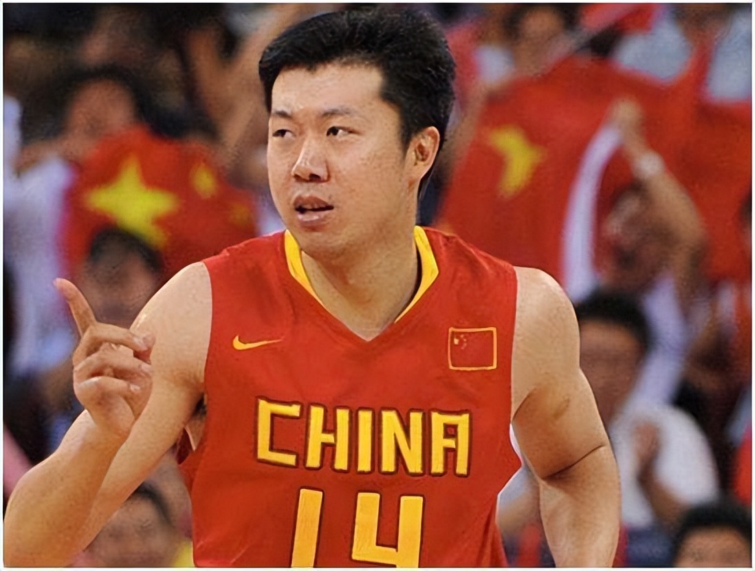 真幸福!cba名宿王治郅久违亮相,与妻子吃路边摊,打破离婚传言