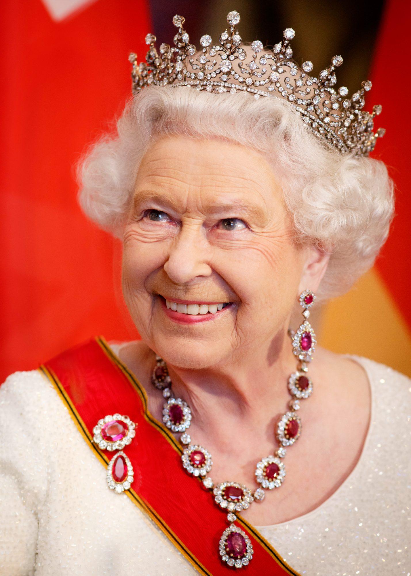 英国女王有多少珠宝?盘点伊丽莎白二世的各种王冠和私藏珠宝