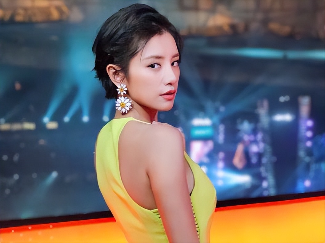 主持人伊一:奔跑的人生,是平平淡淡地坚持