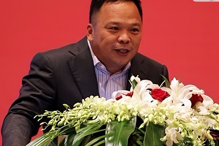 "纺织大王"马建荣,首次创业负债300万,靠代工服装身家百亿!