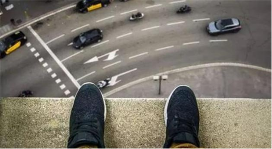 2001年清华教授辞职移民出国做油漆匠为何在44岁跳桥自尽