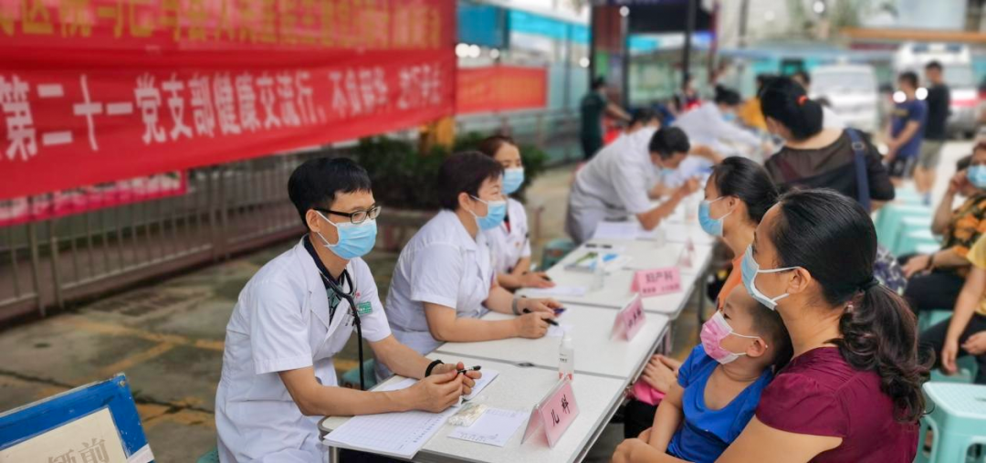 百色市人民医院第21党支部赴巴马县人民医院开展学术交流及义诊活动