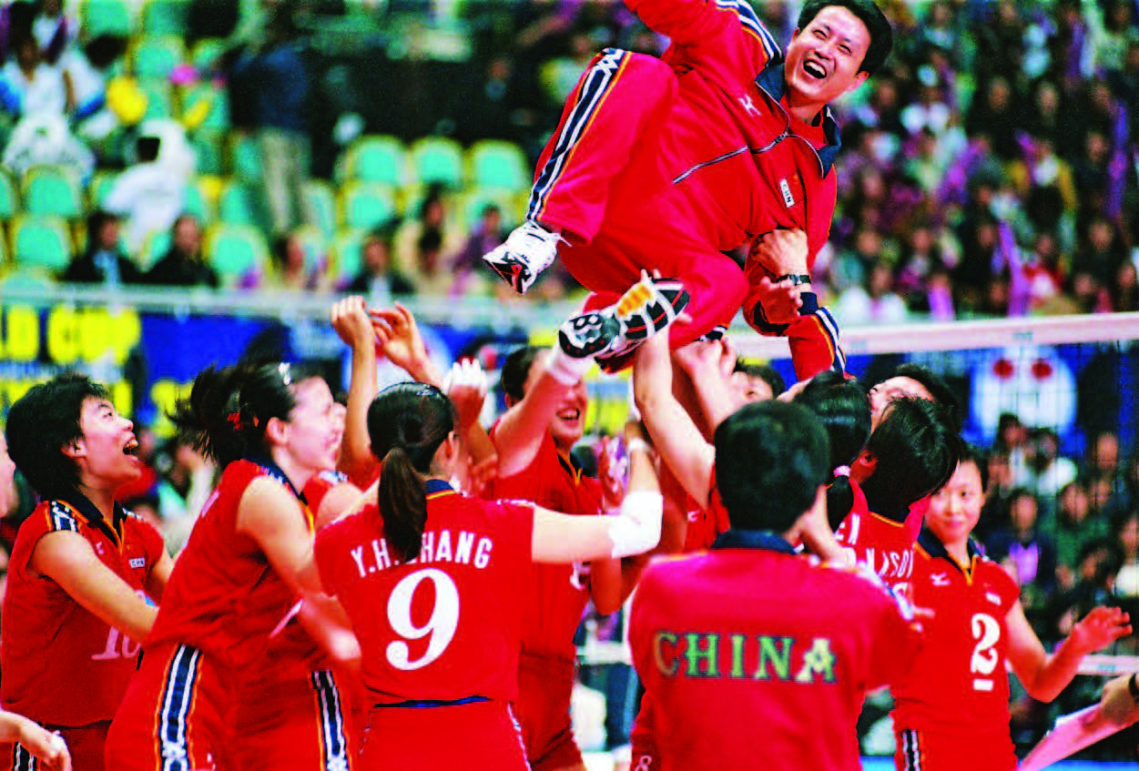 这些照片不仅包括五连冠老女排首夺世界杯时的合影,2003年中国女排