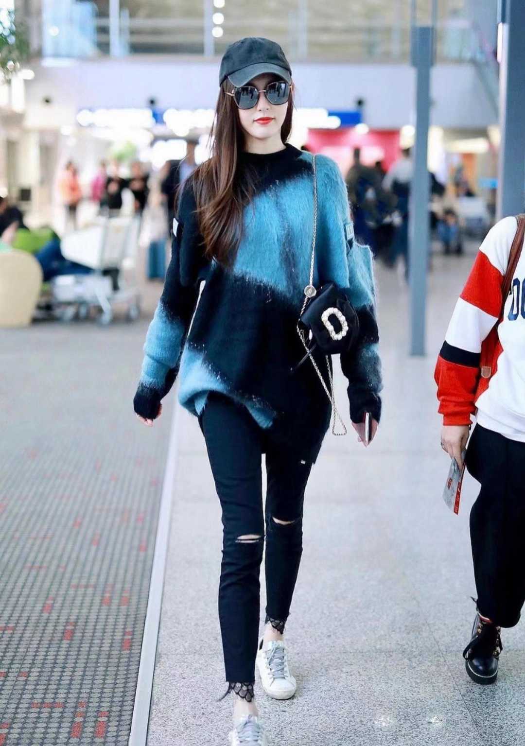 唐嫣真是穿搭高手,拼色毛衣配破洞牛仔裤,时髦洋气又高级