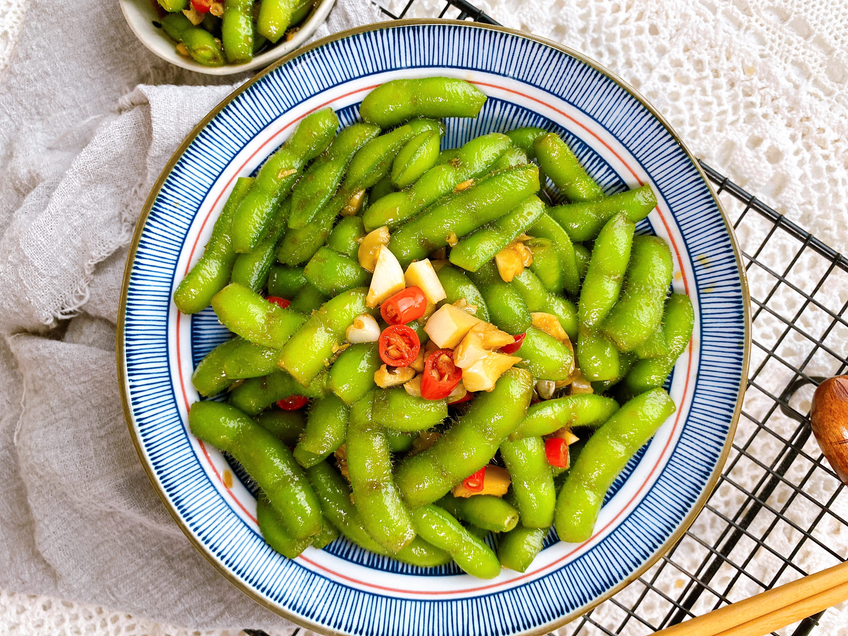 夏天经典凉拌毛豆,最忌直接下锅,学会3个,色泽碧绿,麻辣可口