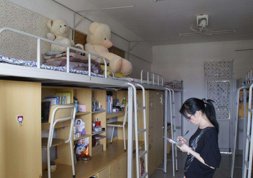 女大学生偷拍舍友艳照发给男友供其意淫,无视法律,已构成犯罪!