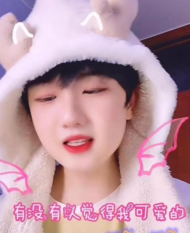 网红"吃个桃桃"被批评,伪娘文化引人不适,男孩要有阳刚之气