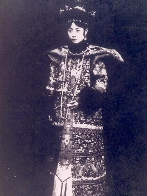 皇后婉容真实容貌:绝代佳人却红颜薄命,图5是她唯一一次穿朝服
