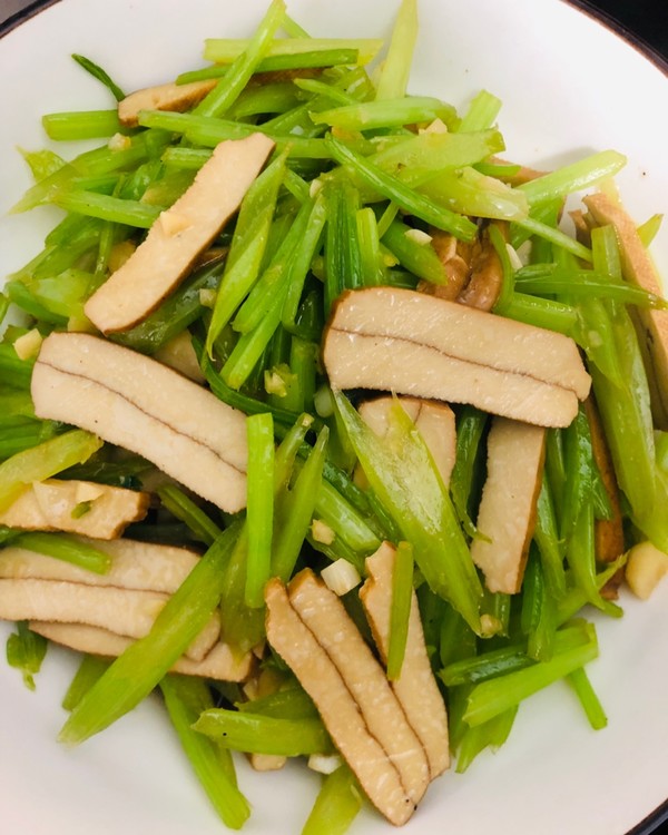 芹菜炒香干,别直接下锅炒,多加一步,清脆鲜嫩唇齿留香