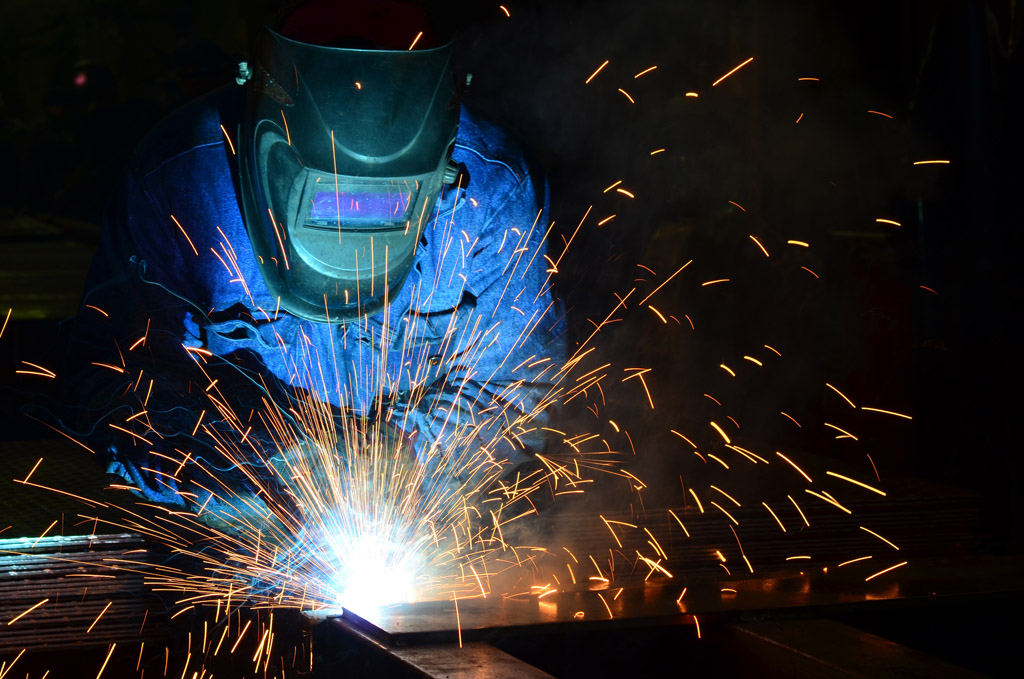 电焊手法技巧如下:直线形运条法:这种运条法焊接速度快,焊缝窄,散热快