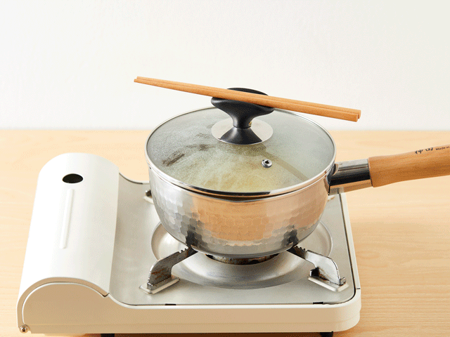 锅用久了发黄变黑，别再用钢丝球刷了，用这4招，旧锅换新颜