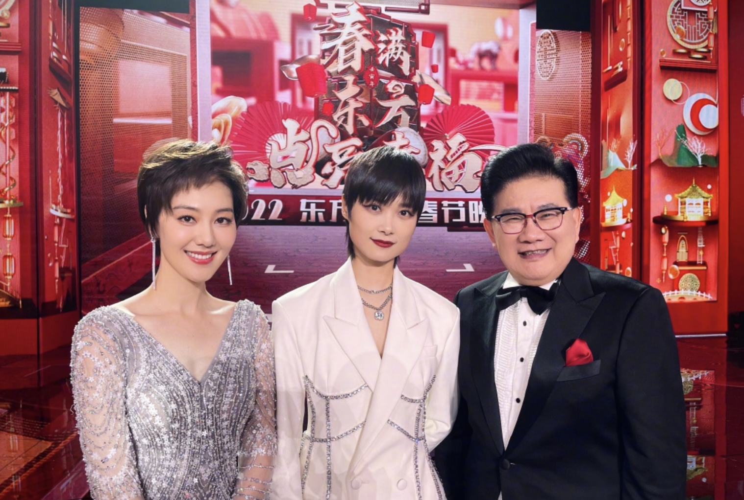 东方卫视主持人阵容曝光,唐嫣再次跨界并稳居c位,气质端庄优雅