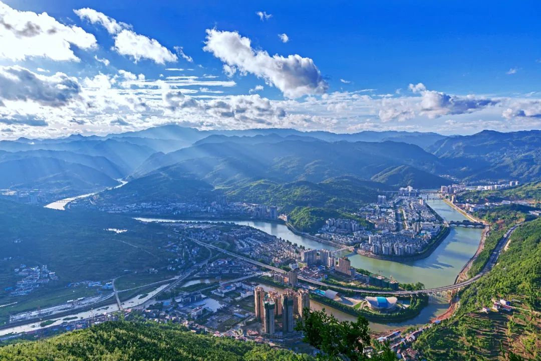 剑阁县城 摄|何光强剑门蜀道"踏遍剑门蜀道,胜读半部三国"以剑门关为