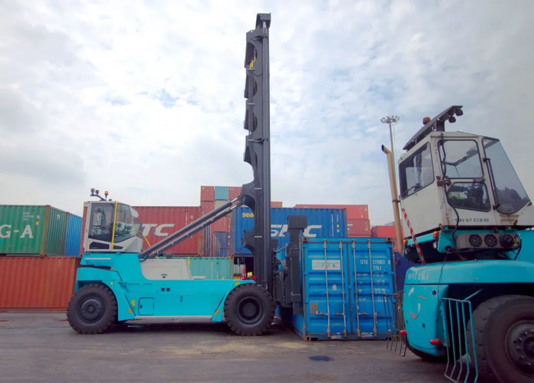 科尼空箱堆高机成功交付天津鑫华锡物流有限公司!