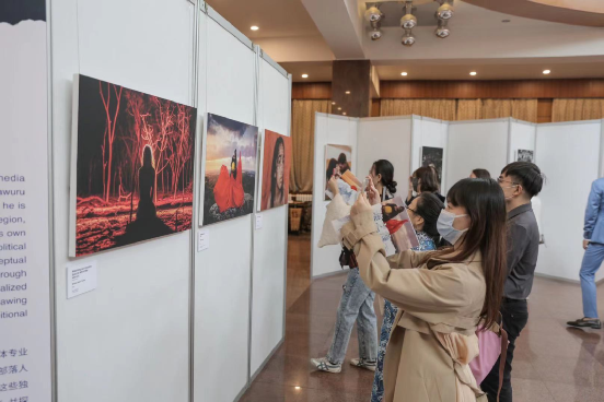 "澳之痕:澳大利亚现代原住民摄影展"在北京金台艺术馆举行