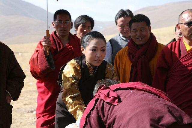 40岁活佛十世班禅,娶开国上将外孙女为妻,育有一女近况怎样?