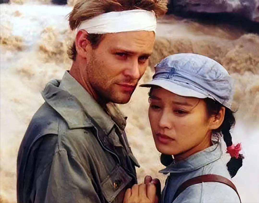 宁静的前夫是来自英国的演员保罗,两人的儿子雷纳是典型的混血儿.