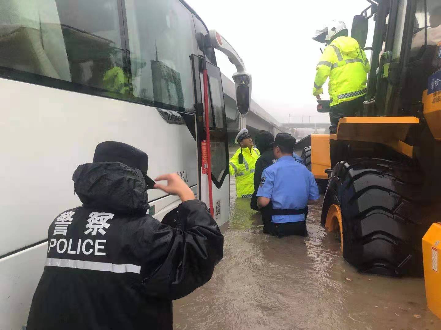 郑州暴雨救助图片