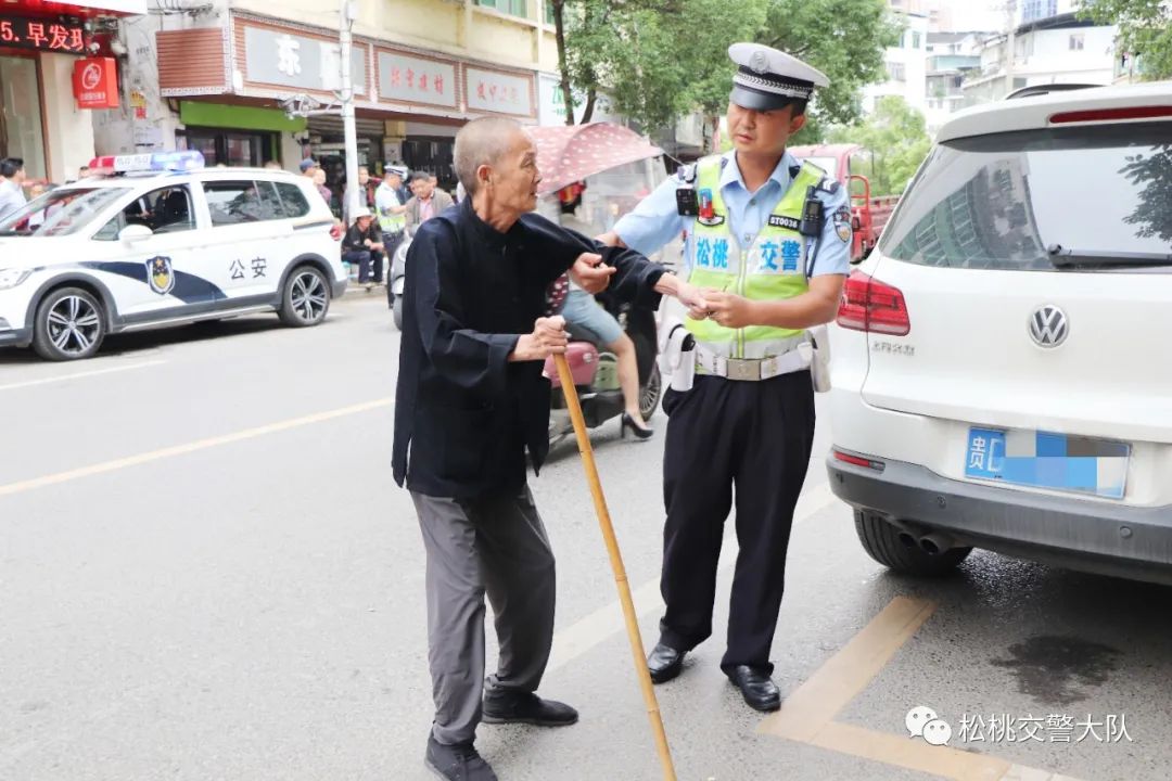 交警扶老人过马路图片图片