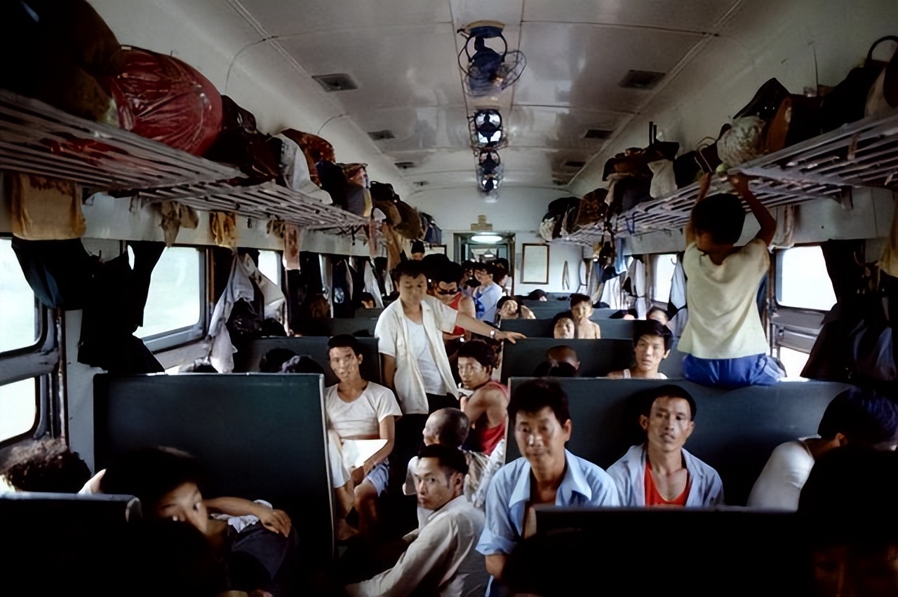 绿皮火车的回忆:八十年代打工人与春运,一辆列车看尽人间百态