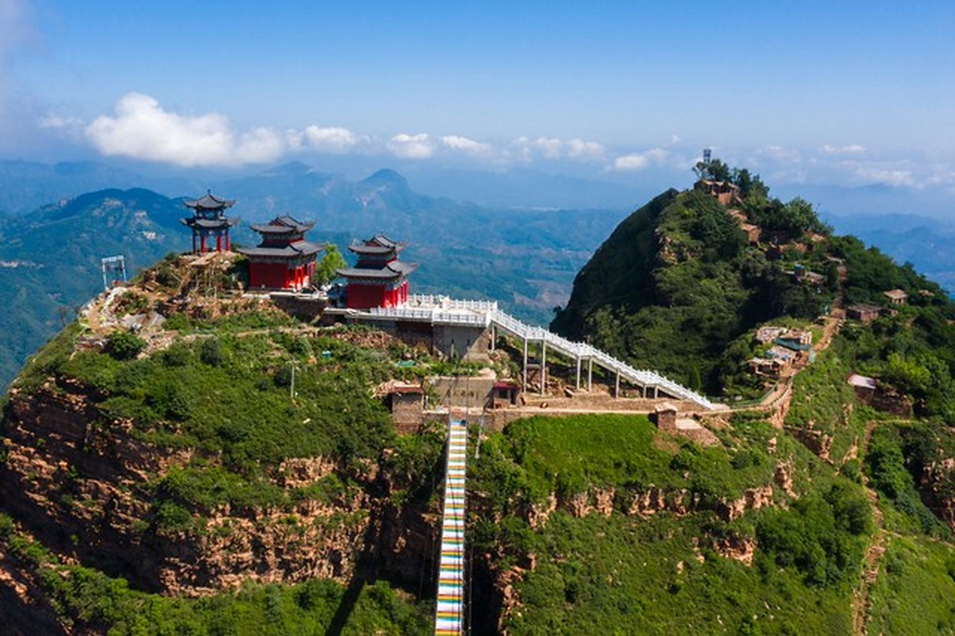 古武当山夜爬活动限流应对火爆游客  近日,古武当山的9.