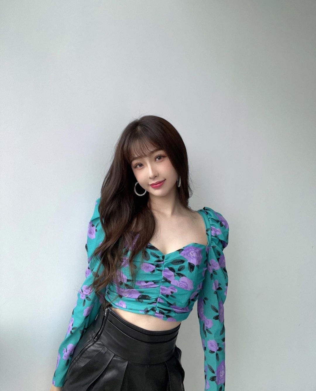 虞书欣身材好有"料",贴身酒红色泳衣露后背,s曲线真惹眼!