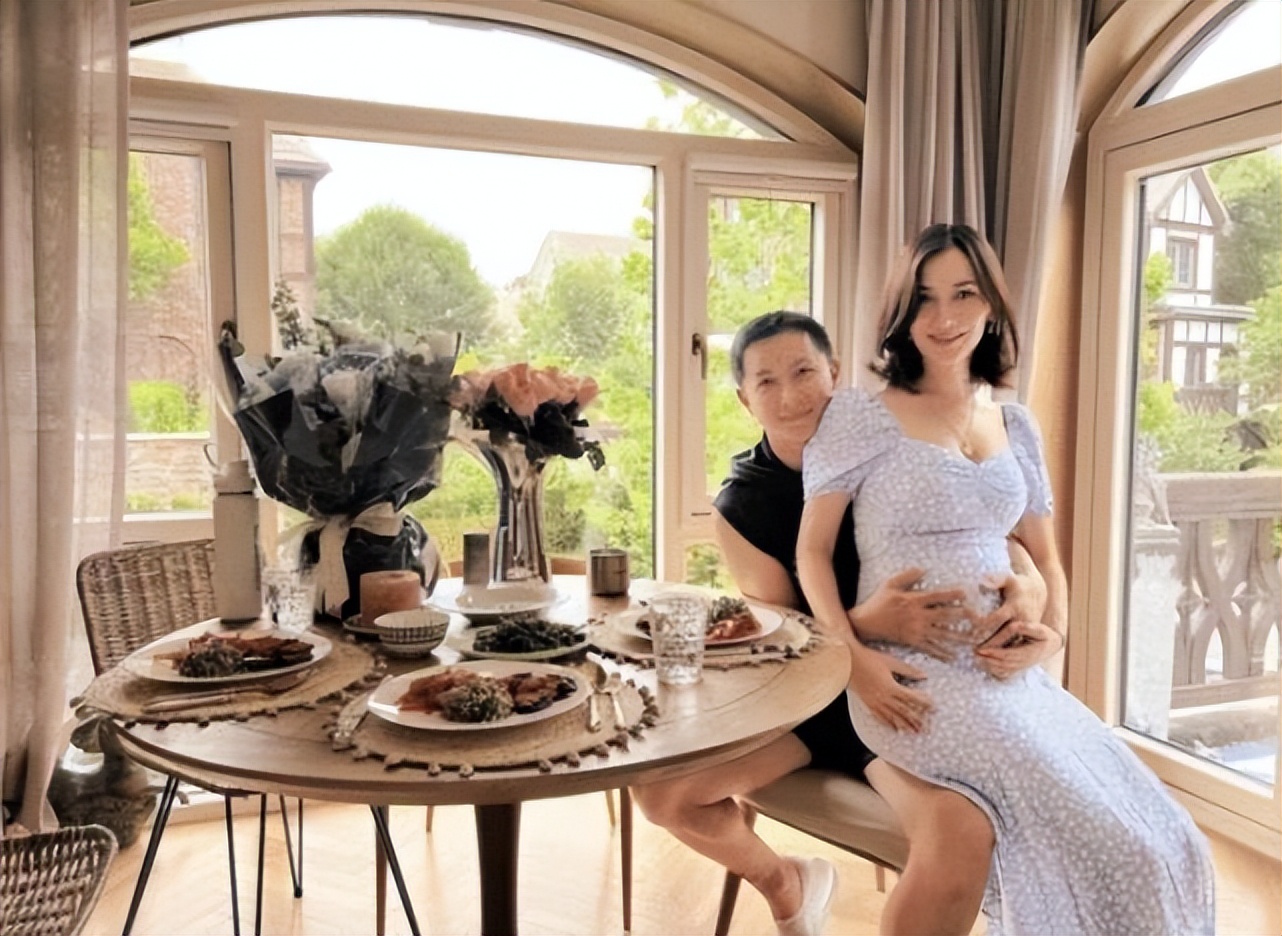 卢靖姗挺8个月巨肚晒泳装照,腰部纤细无赘肉,但下半身略有变胖