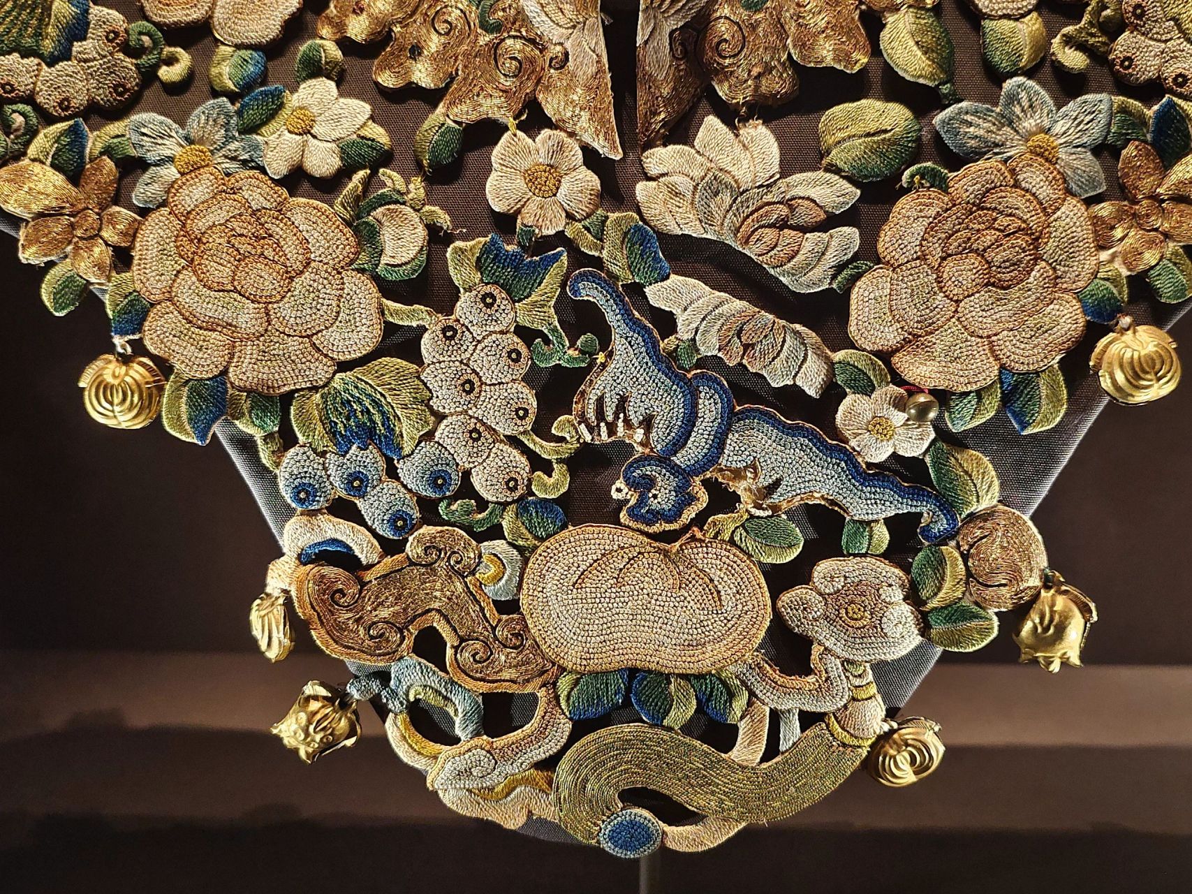 美轮美奂的云肩 在大英博物馆展示的三款美轮美奂的云肩,尤其是第三张