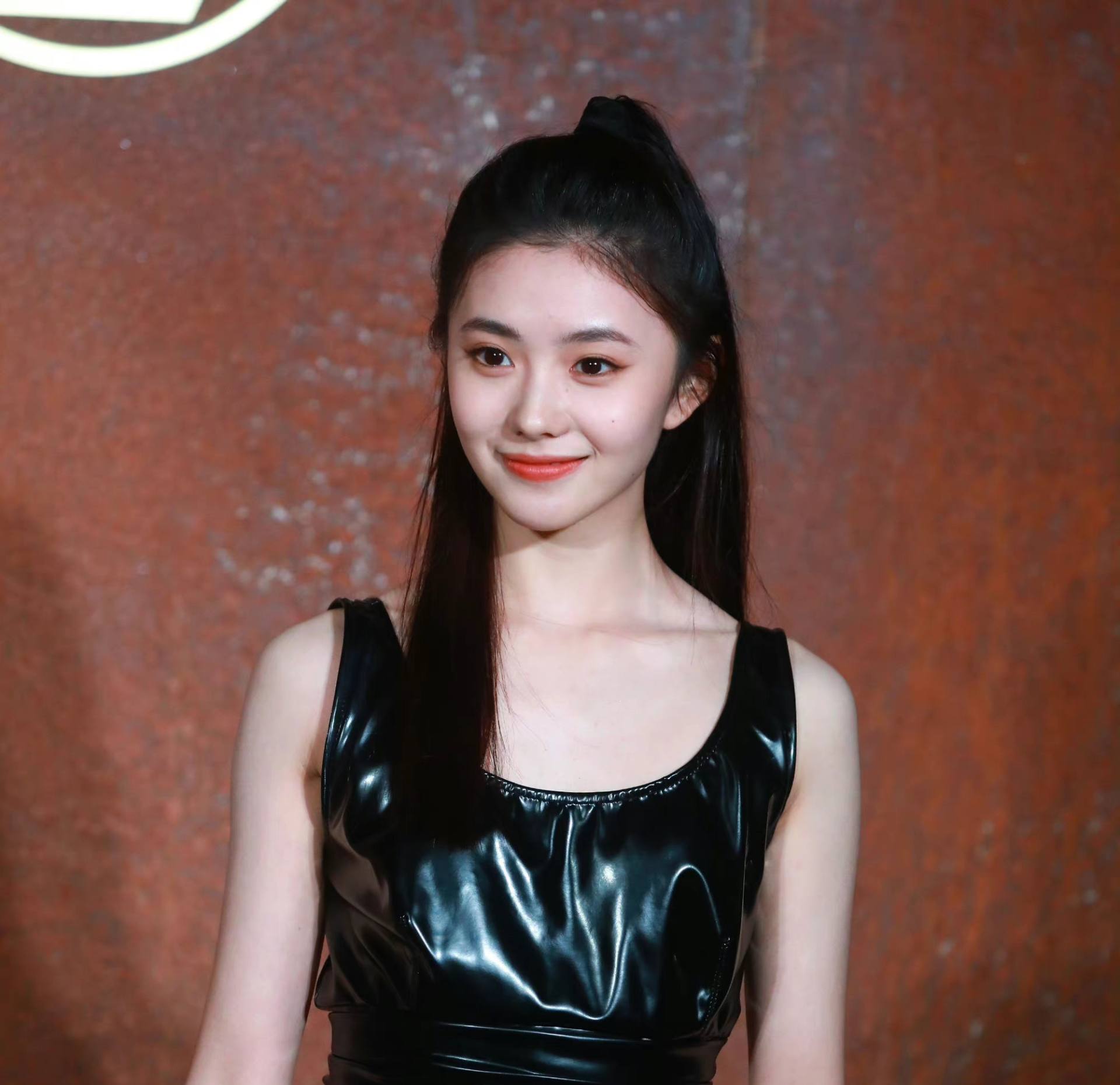 刘浩存参加残健融合晚会,照片曝光引发群嘲,网友痛斥故意恶心人