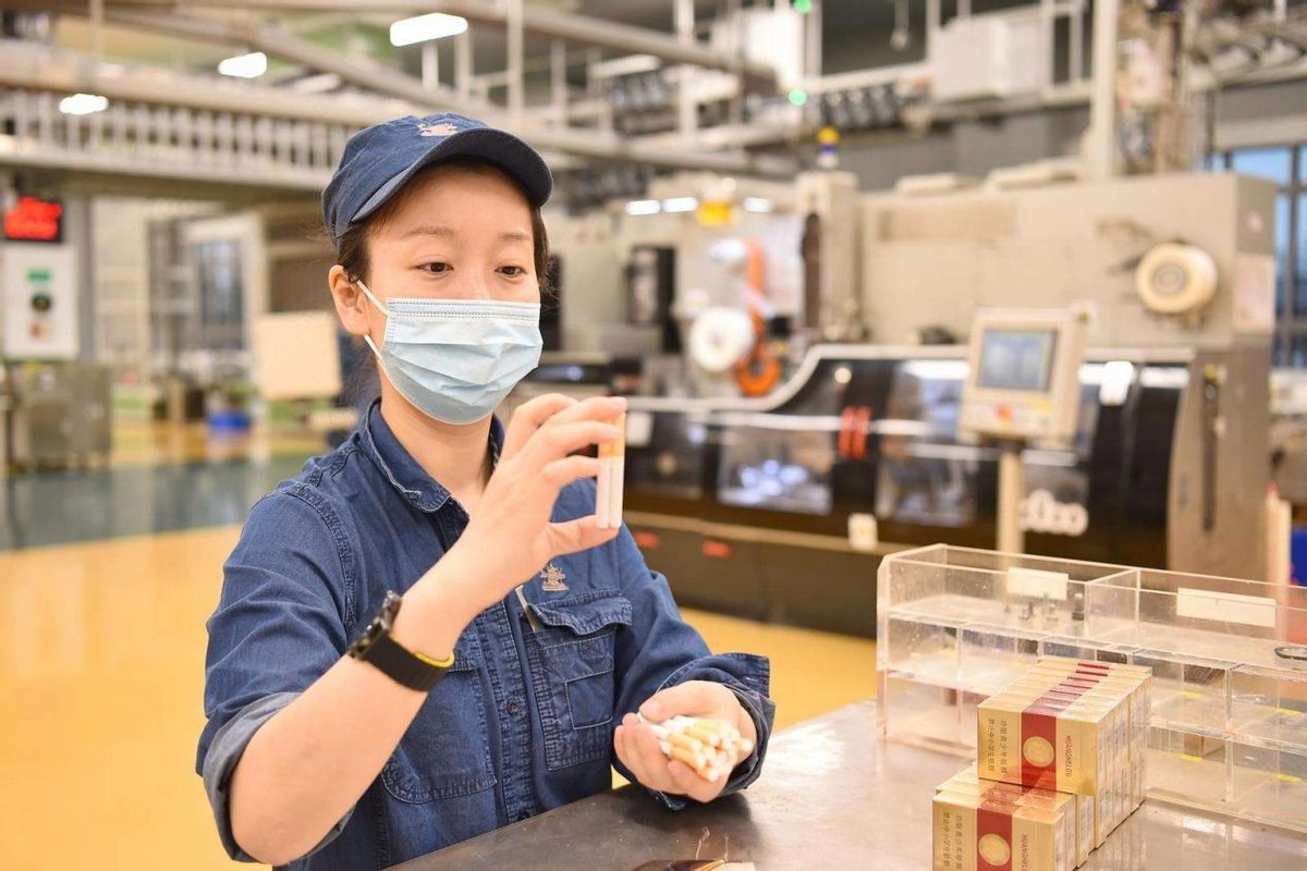 名校毕业研究生纷纷应聘卷烟厂,流水线上的工人竟然都是高学历