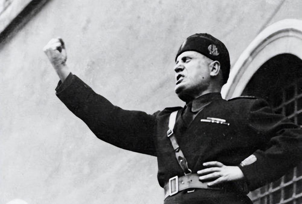 墨索里尼的爱人贝塔西被悬挂示众,裙子垂下走光,遭到群众羞辱