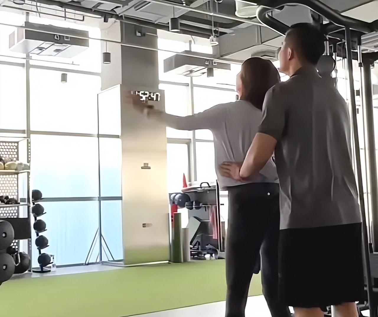 牛莉健身,被90后男教练摸肩搂腰举高高,网友:被揩油了