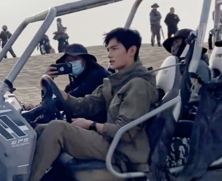 《荣耀》花絮视频,杨洋单手开车一脸认真,我却注意无精修颜值