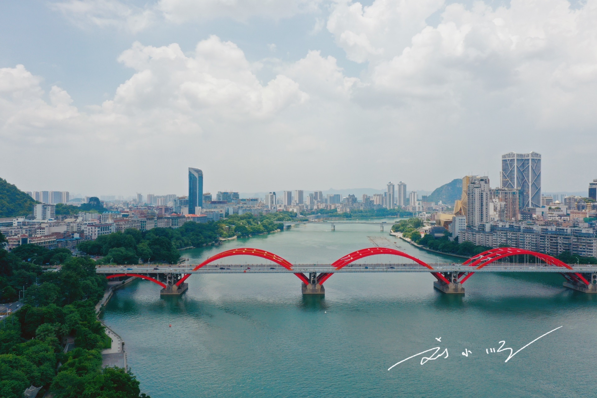 广西重要的工业城市,因一种臭臭的美食而走红,又被称作"龙城"