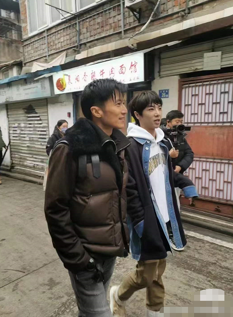 谢霆锋华晨宇街头落魄吃面,10岁年龄差被嘲像父子,整过就不一样