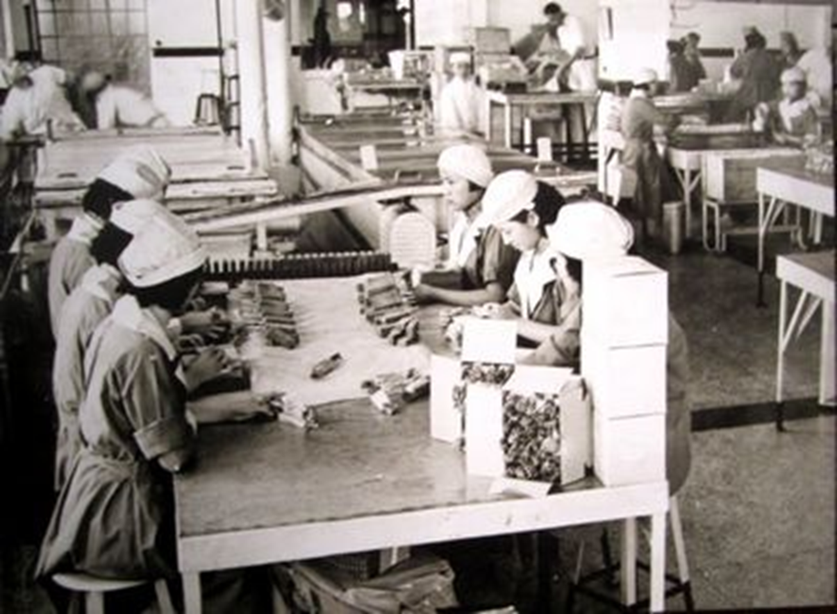 50年接管益民食品厂,大家都为自创品牌发愁,江同志:就叫光明牌