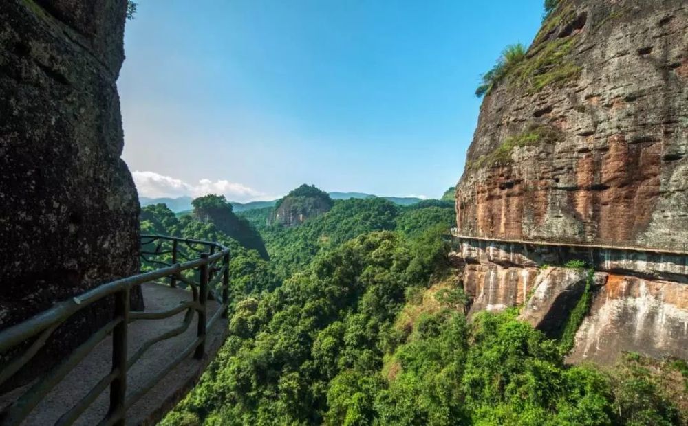 五指石风景区,坐落在广东平远县,看起来就像是一座巍峨的山峰