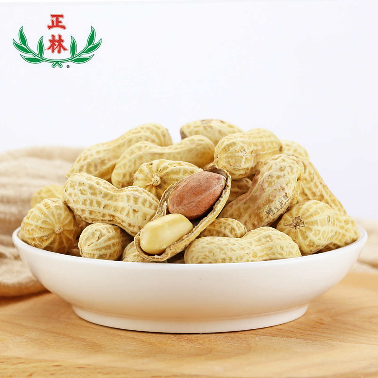 正林咸干花生是一款经典的炒货零食,每袋400克,选用精选花生,烘烤出金