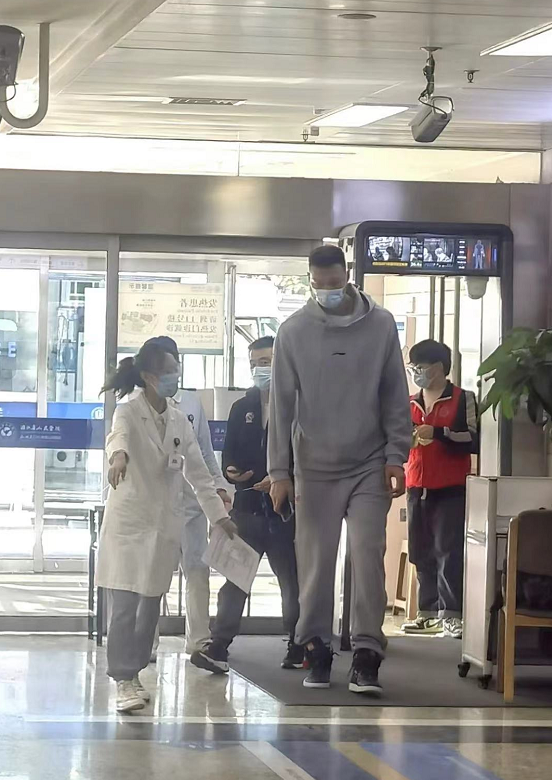 34岁易建联缺阵事出有因,球迷医院偶遇阿联看病,杜锋做两手准备