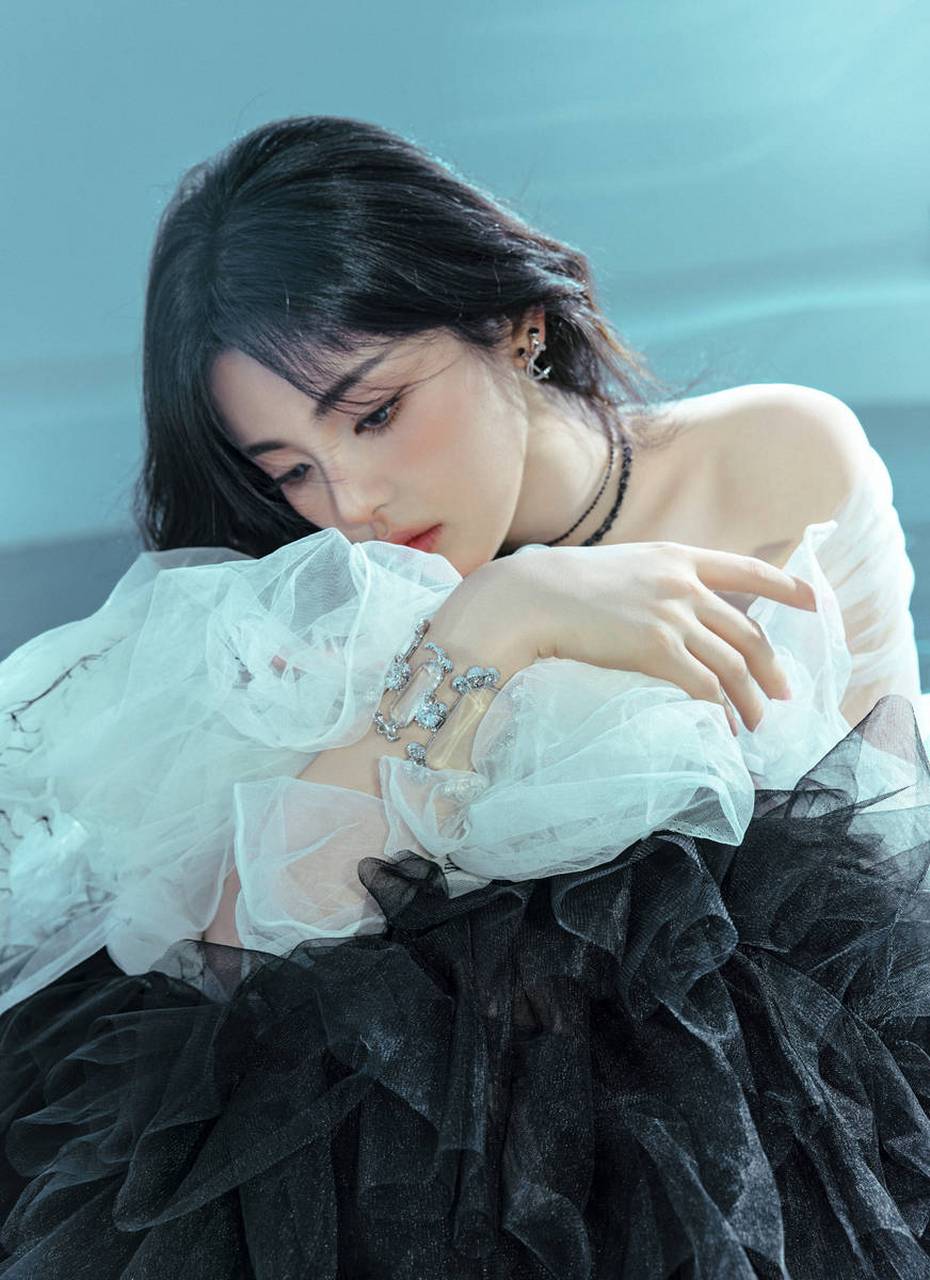 "照片中,杨超越身穿黑白纱裙,眼神迷人,魅力十足.