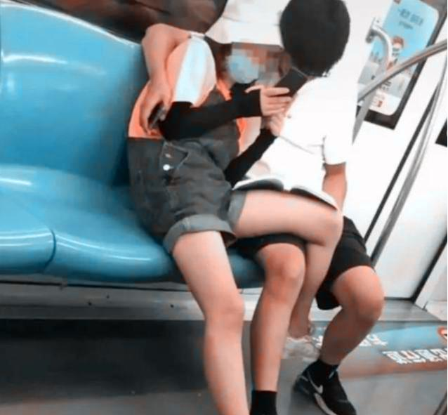 初中生当街做无知行为,旁若无人撒狗粮,青春期教育的缺失很可怕