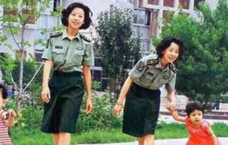 1999年,在阅兵仪式上红遍全国的双胞胎姐妹花,如今怎么样了?