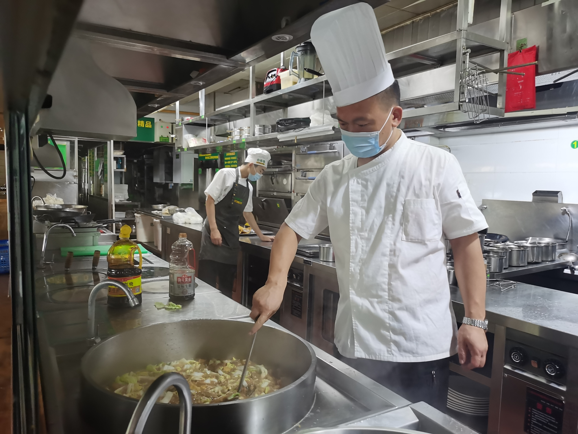 谷雨春厨师长,变身疫情中风险社区"私厨",持续供应爱心餐