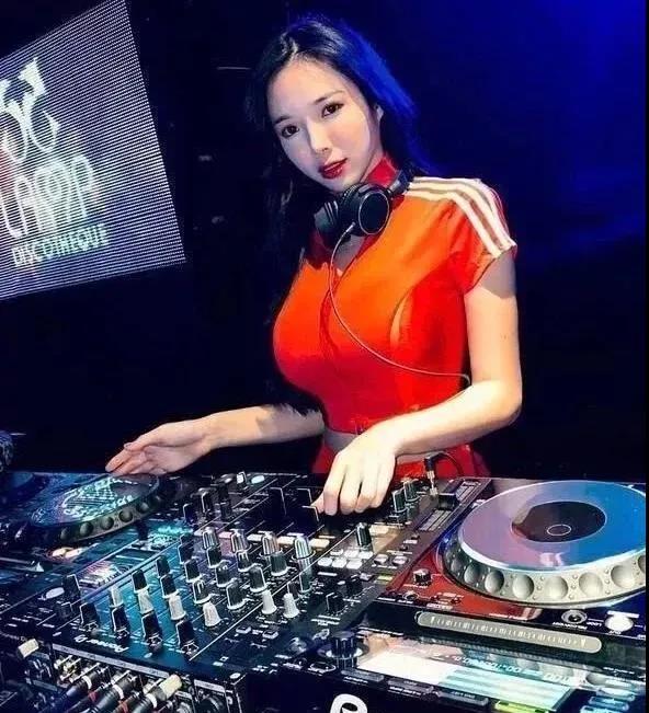 98年小学妹,一张酒吧"dj"照片,尽显身材,引得无数宅男心动