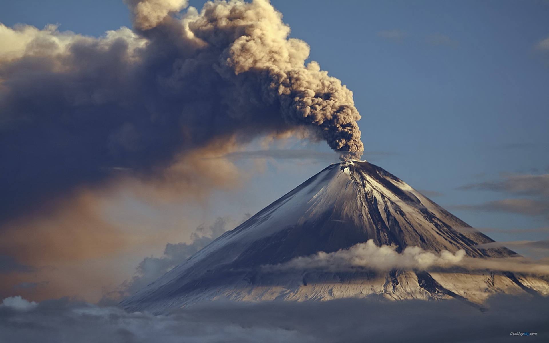 造成"庞贝末日"的火山爆发,就是由于发生了地震,海水倒灌进入火山熔