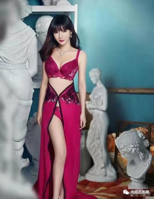 柳岩护士服悄然疯传,当镜头下移,摄像小哥哥都挪不动步了