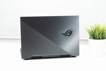 rog冰刃4游戏本评测:电竞高玩的300hz游戏利器