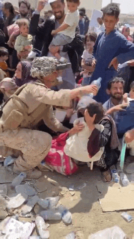 美军真会演戏!给阿富汗难民儿童喂水,一人一口,后边专人拍照